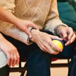 Domy opieki – jak rozmawiać z osobami starszymi